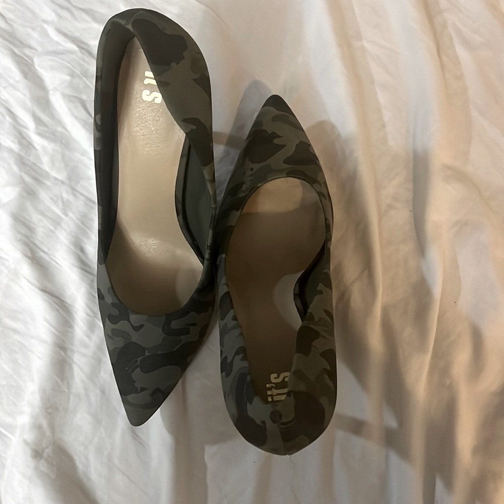 Worn 1x Camo Pointed toe Stilettos
